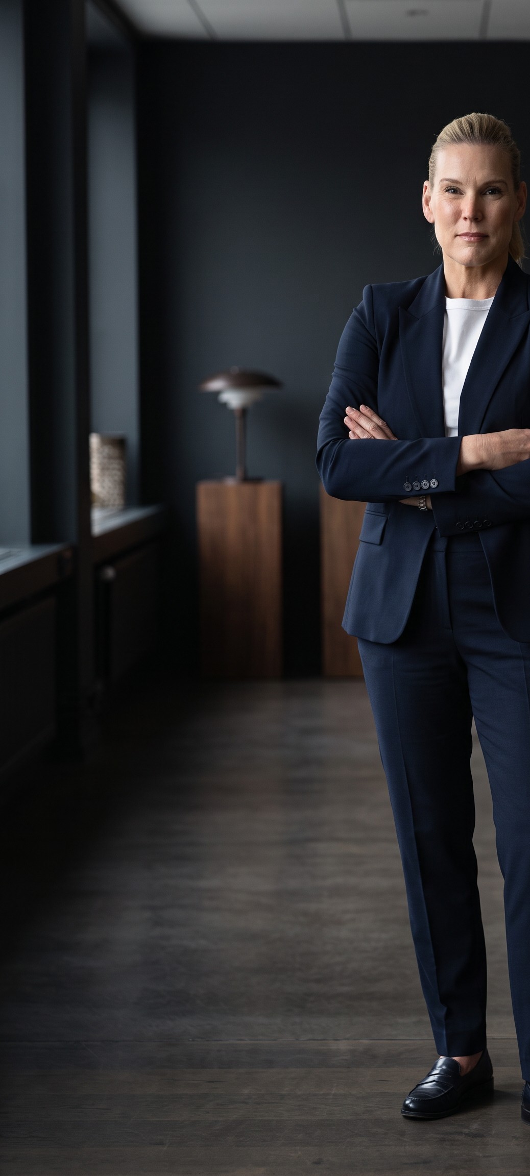 Catrin Rosenquist i en modern skandinavisk miljö